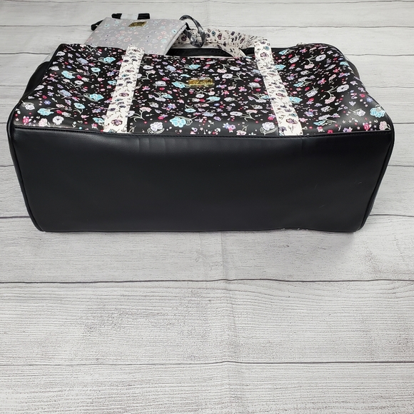 Betsey Johnson Weekender Floral Matching Wristlet - Picture 14 of 16